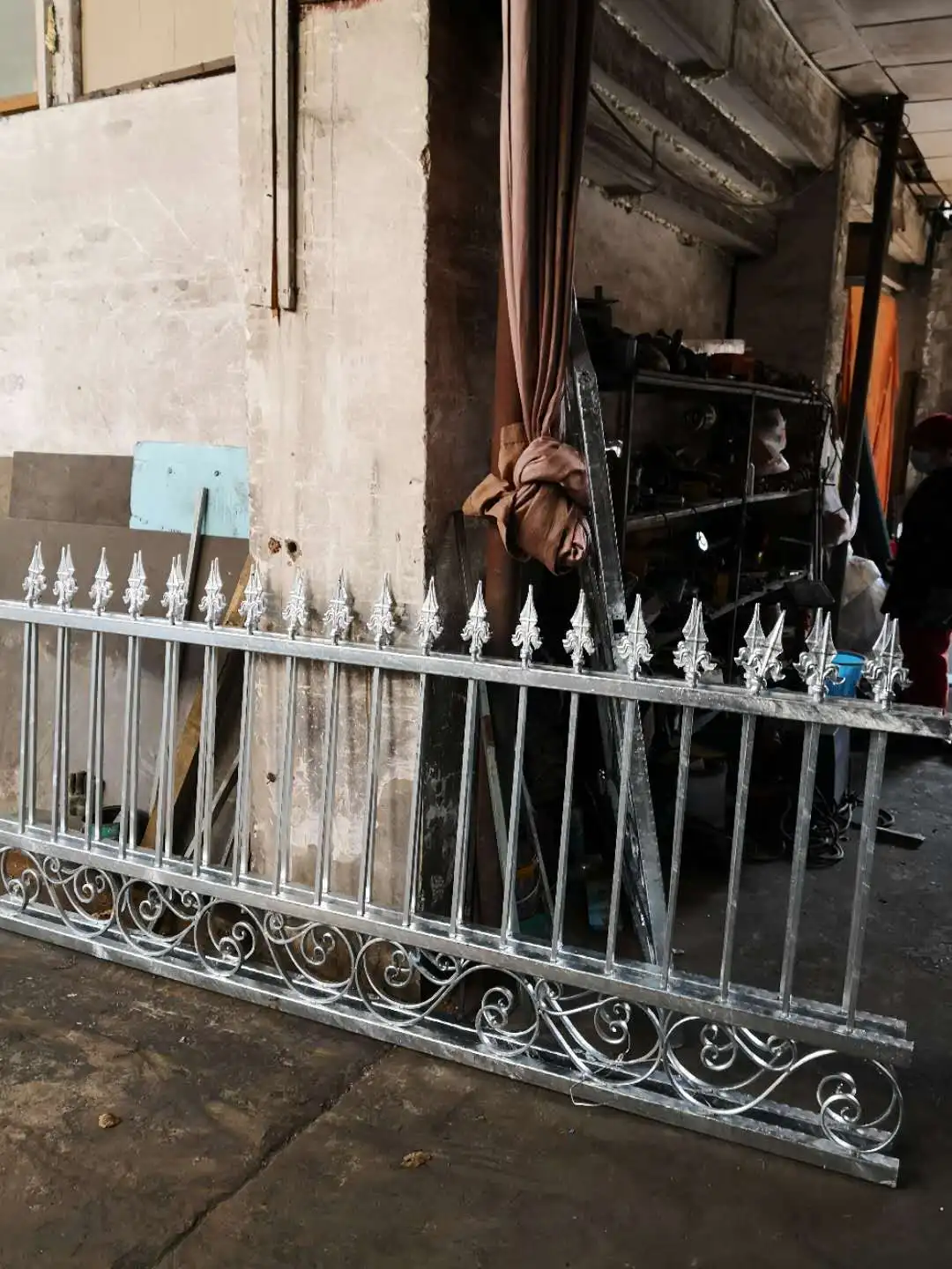 China Anti Rust Outdoor Welded Wrought Picket Boundary Decorative Balcony Railing Garrison/Security/Safety Fence for Metal/Carbo