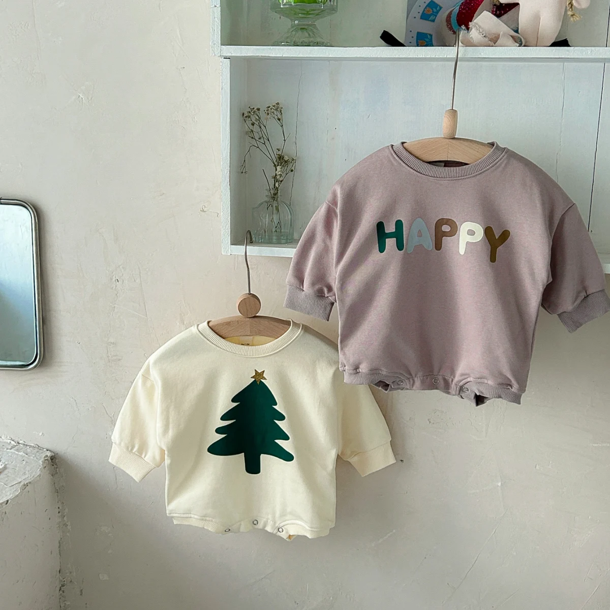 

2025 Newborn Boys and Girls Christmas Tree Long Sleeve Bodysuit Letter Printed Round Neck Casual Baby Autumn Festival Bodysuit