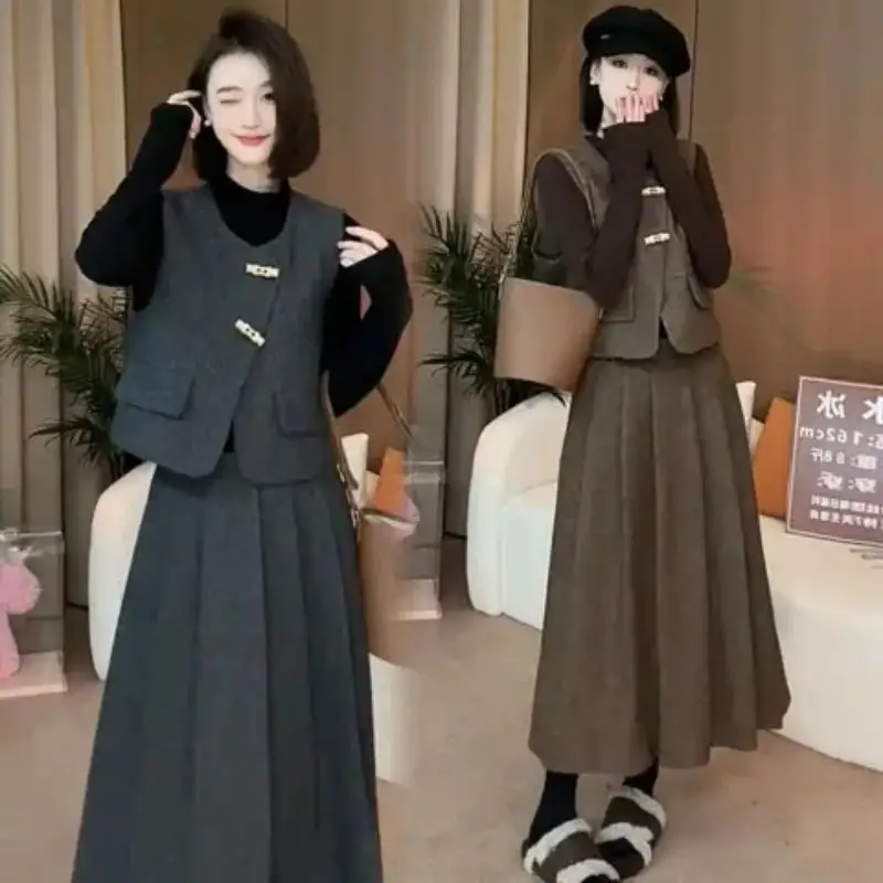 

Элегантный женский костюм-тройка: юбка, пиджак и брюки. Модный осенне-зимний комплект с длинным рукавом для взрослых. Премиум-класс.