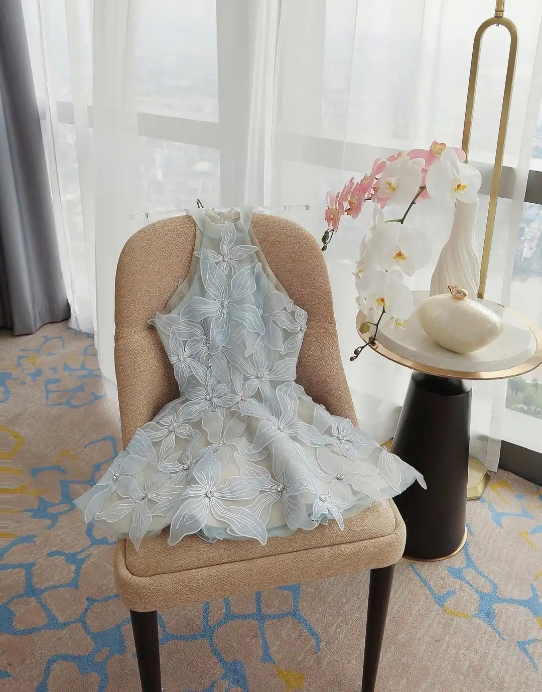 Rochie Mini Damă cu Decolteu Halter, Plasă, Flori 3D și Strass-uri - usage example