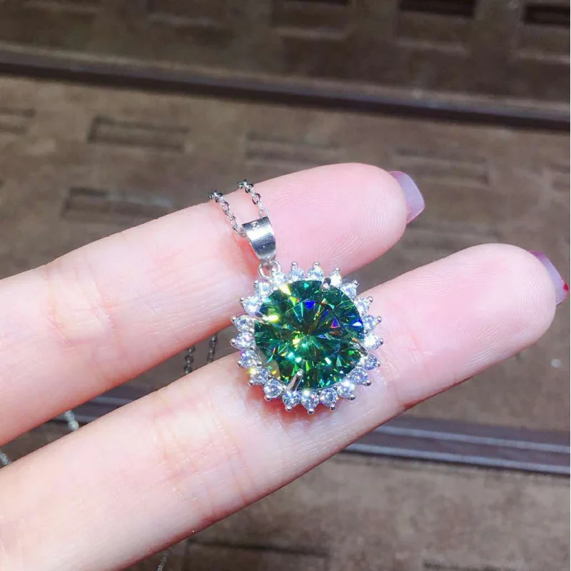 

3 Carat Hearts Eight Arrows Plated PT950 Blue Green Moissanite Pendant Women Jewelry Collarbone Necklace