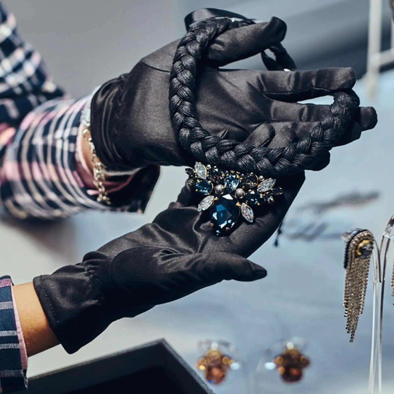 1Pair Practical Jewelry Gloves Wrist Length Gloves Black Gloves Work for Protection Coin Inspection Gloves for Fetching Jewels ﻿