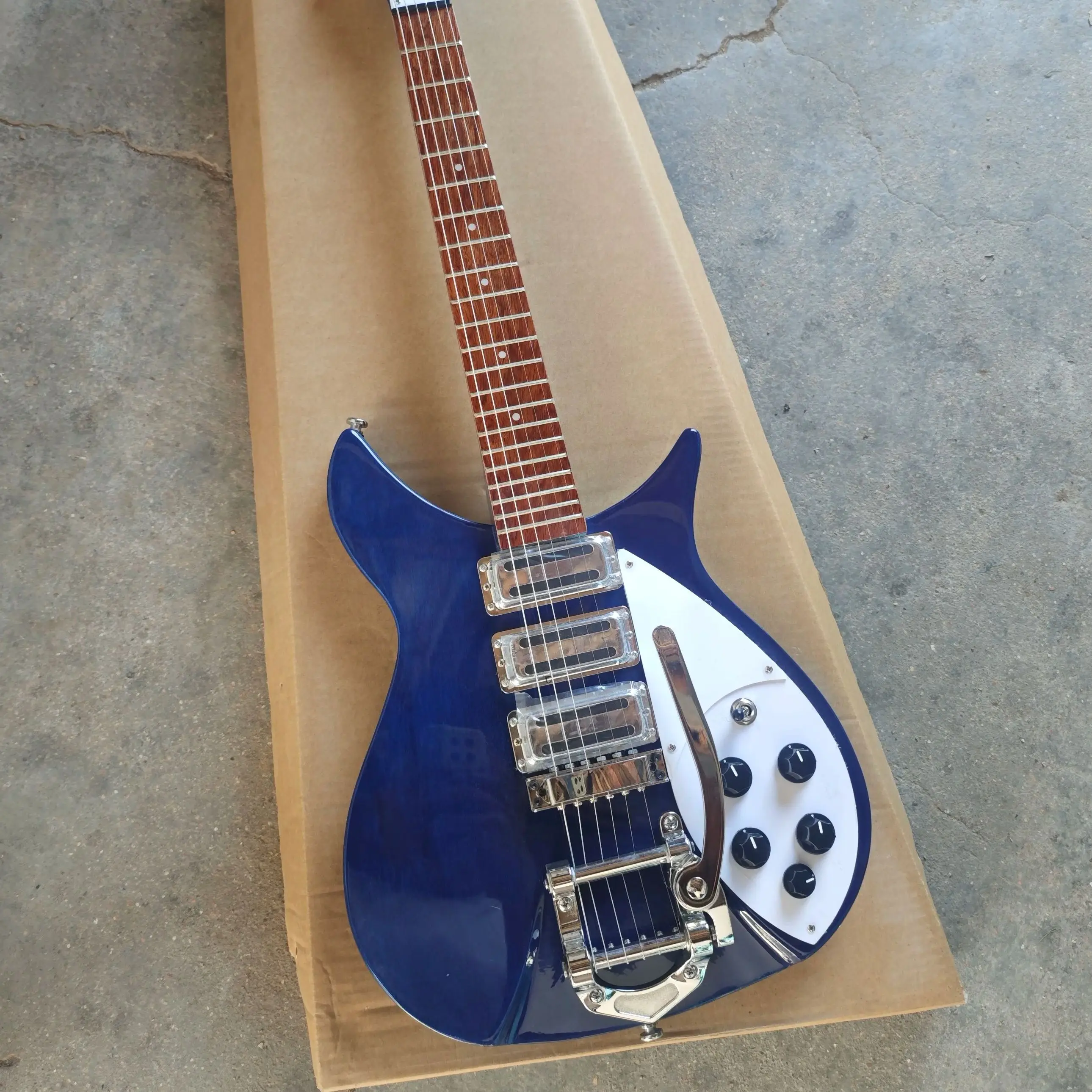 High-quality 325 electric guitar, vibrato system bridge, three-piece pickup, blue guitar, white guard.