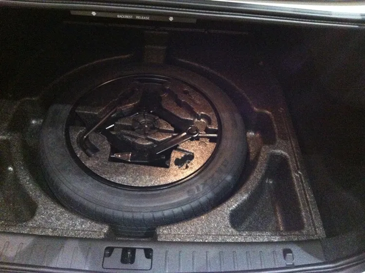 طقم الإطارات الاحتياطية الأصلي ForVolvo S60L V60 مع صندوق تخزين ومرآة جانبية للوضع الأيمن وحالة جديدة