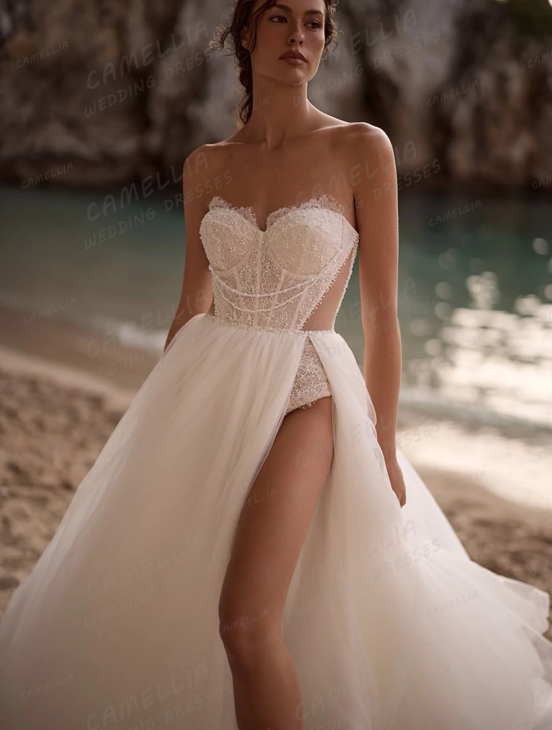 ชุดแต่งงานเรียบหรูทรงเอไลน์สำหรับผู้หญิง ประดับเลื่อมและลูกไม้ ผ่าข้าง คอวีหวาน  ชุดเจ้าสาวแบบสั่งตัดได้