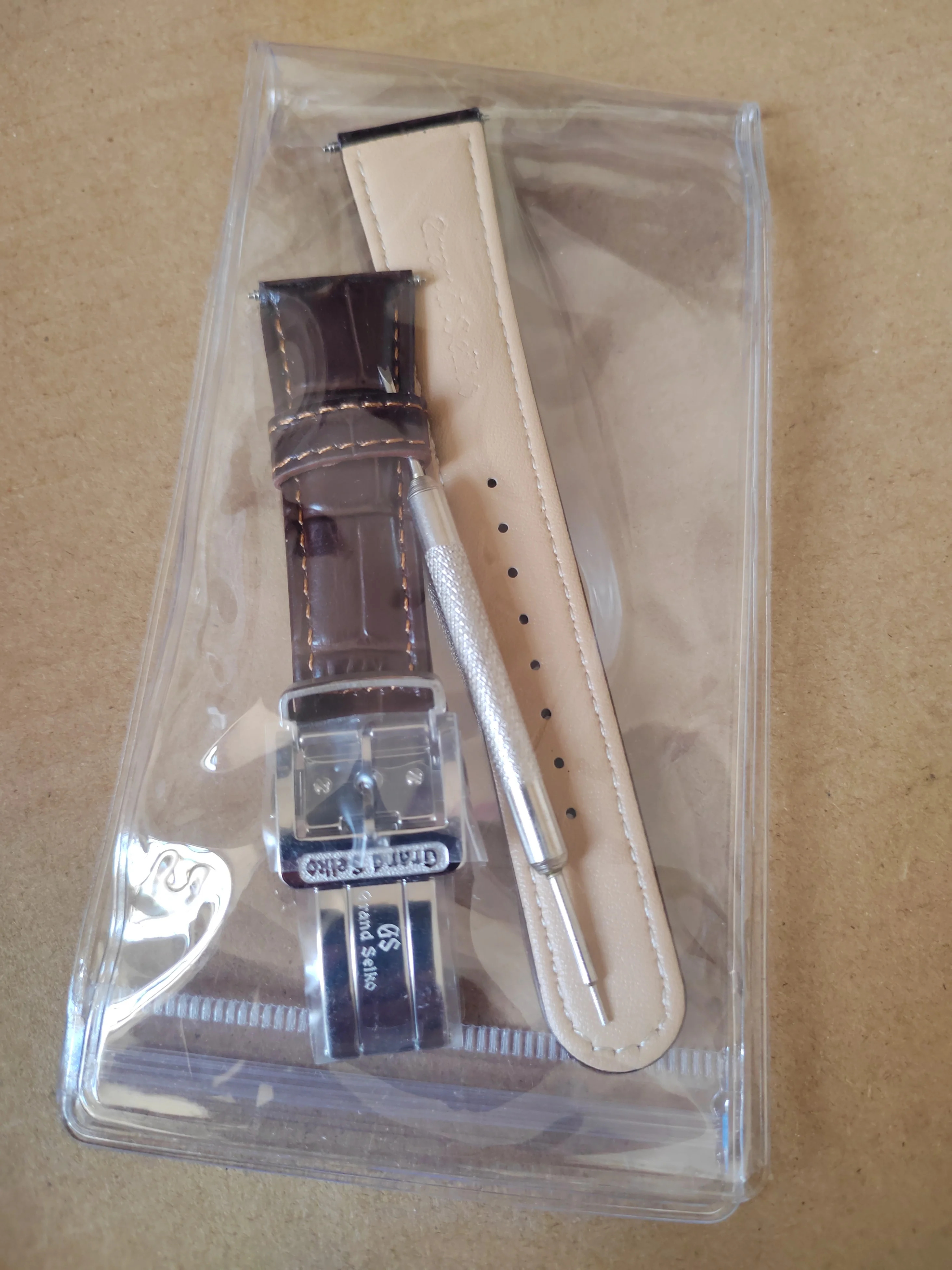 

Подходит для оригинального ремня с пряжкой-бабочкой GS. Характеристики 19–16 гг., 20–16 ремней доступны в черном и темно-коричневом цвете.