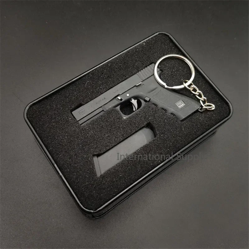 2024 New 1:3 G17 Shell Eject Metal Keychain Model Toy Gun Miniature Alloy Pistol Collection Toy Gift Pendant Christmas Gifts