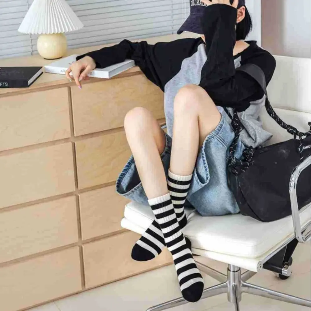 New Retro Cotton Sports Socks Fashion Spring Summer Mid Length Socks Women Men Simple Style Embroidered Socks