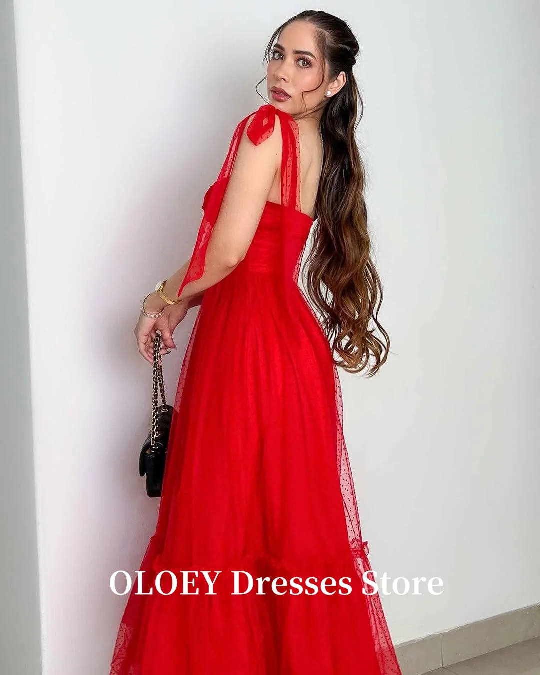 فساتين الحفلات المسائية من OLOEY باللون الأحمر منقط من التل على شكل قلب وأشرطة قابلة للتعديل على شكل قلب فساتين حفلات متدرجة لالتقاط الصور حسب الطلب