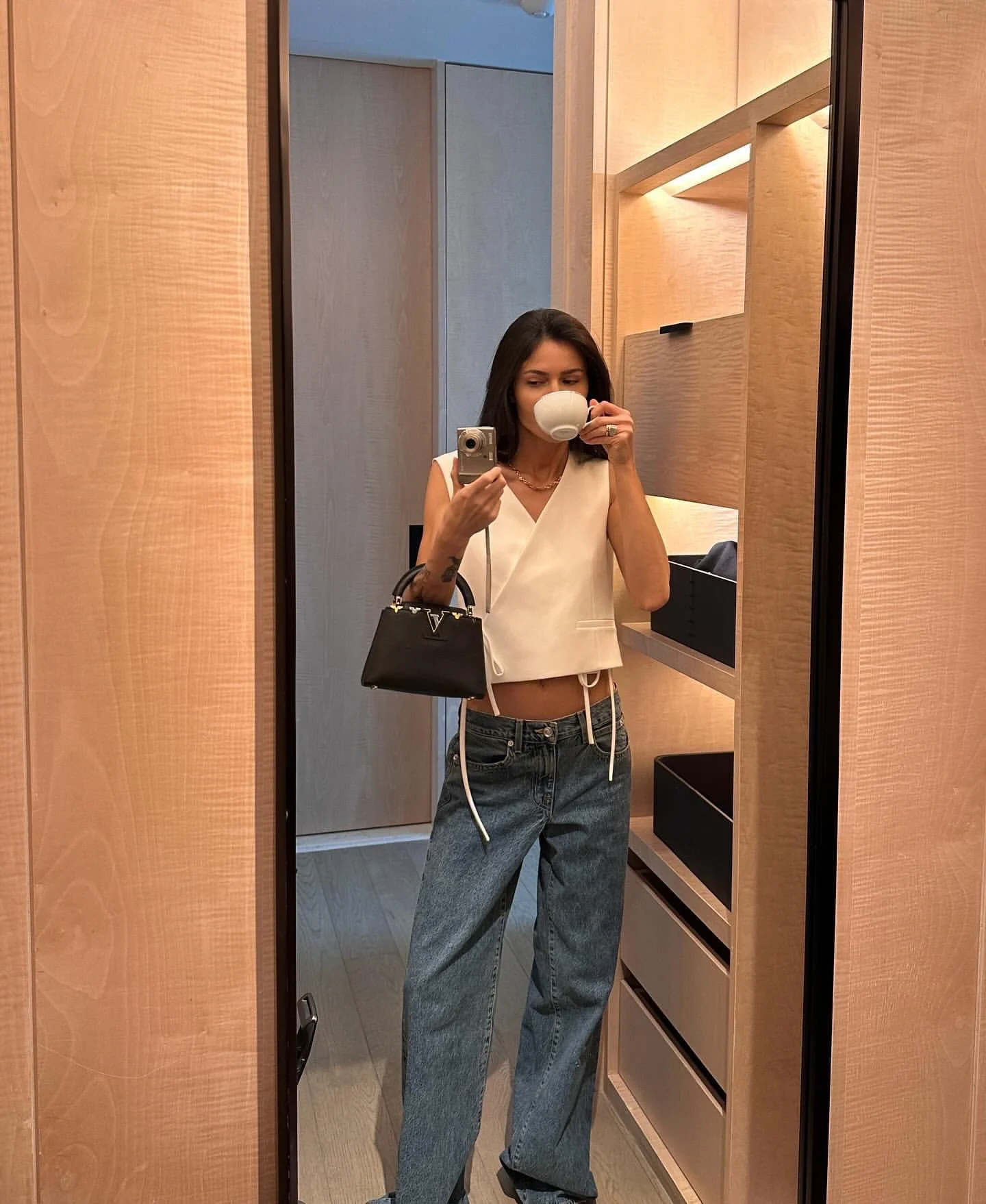 

Новый женский жилет-топ из ацетатной смеси PEPAMACK 26: элегантный, без рукавов, с V-образным вырезом, с поясом, прямого кроя, однотонный