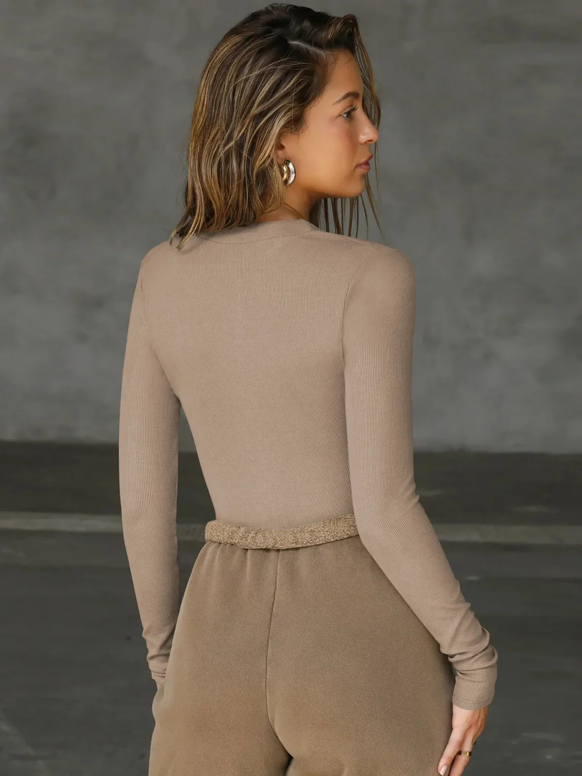 Neue Damen-Jumpsuits Gerippter Langarm-Bodysuit mit Reißverschluss vorne V-Ausschnitt Figurbetonte Oberteile Dehnbarer Slim Fit Lässige Streetwear für den Alltag – Detail 38