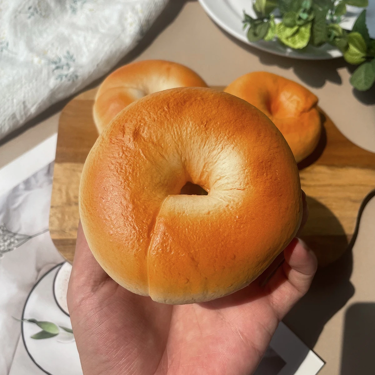 10cm Künstliches Bagel-Brot 3er-Pack Gefälschtes Lebensmittelmodell Simulierter Bagel Fotografie-Requisiten Heimküche Bäckerei Display Deko Ornament – Detail 7