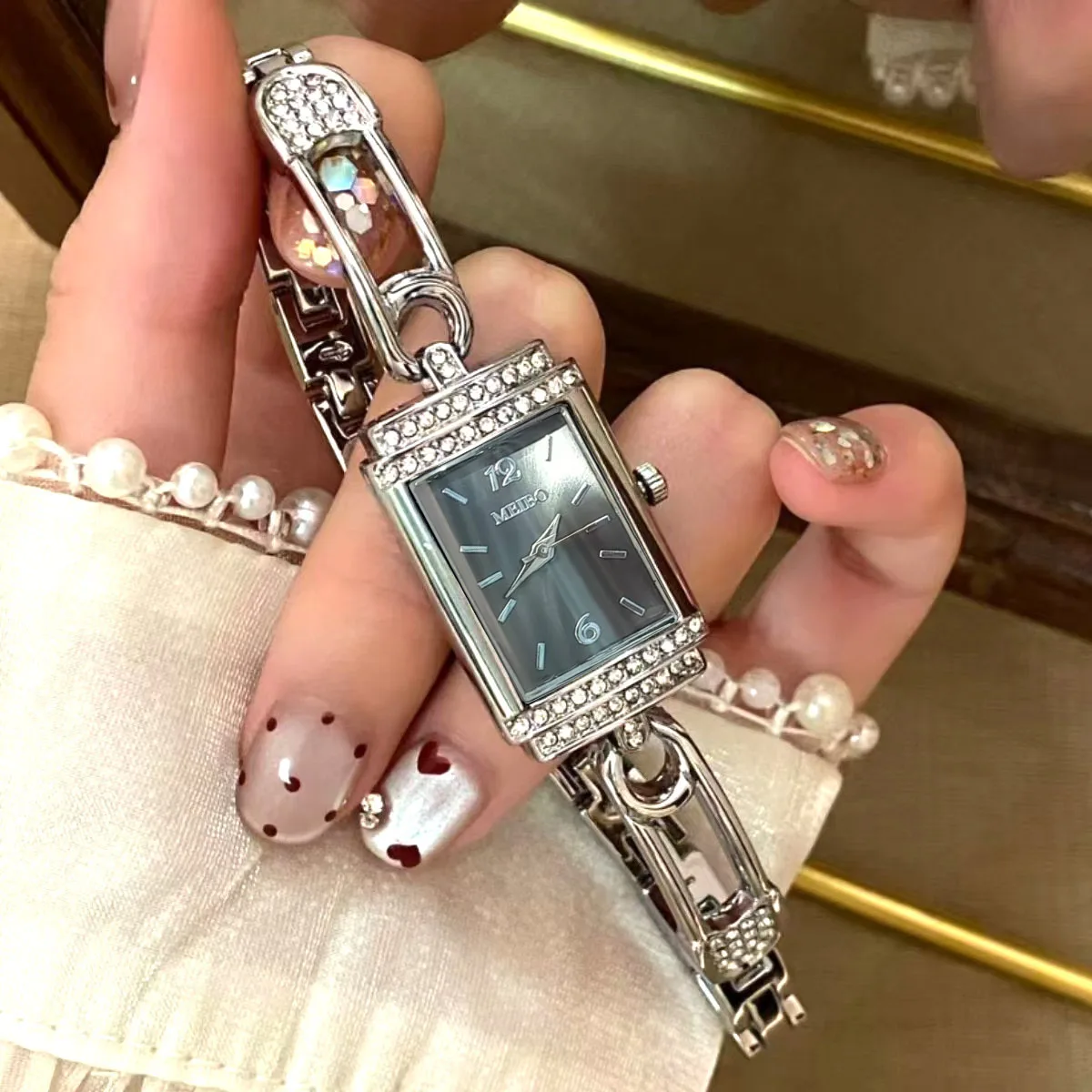 1Pc Women's Fashionable Luxury Quartz Wristwatch - Perfect for Pairing with Dresses or Everyday Outfits, Creating an Elegant Look, Is an Ideal Gift for Women, Friends, Loved Ones, and Mothers