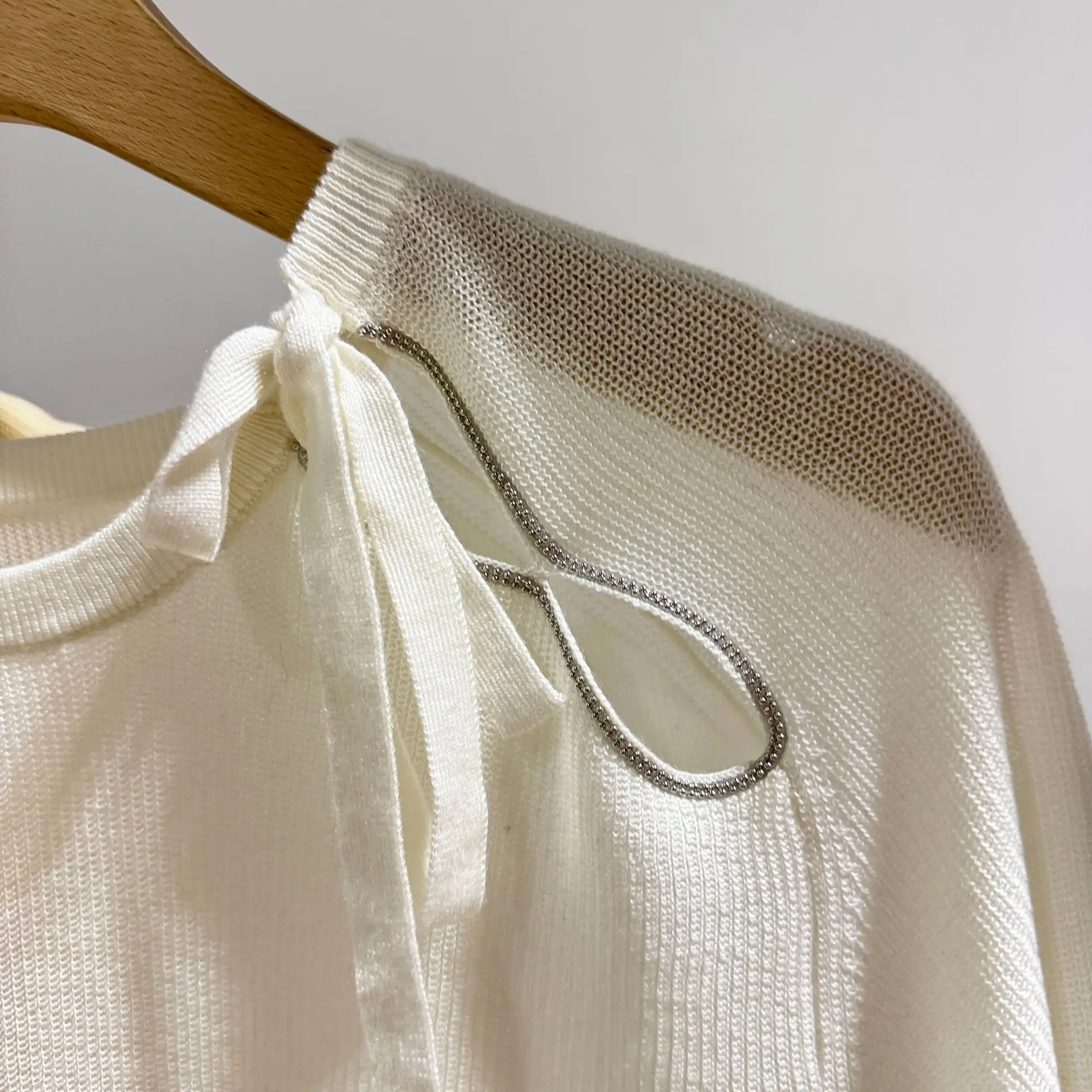 

New Spring/Summer Style Side-Tie Bow Hollow-Out Round Neck Short-Sleeved Knit Top, Slim Fit And Elegant.