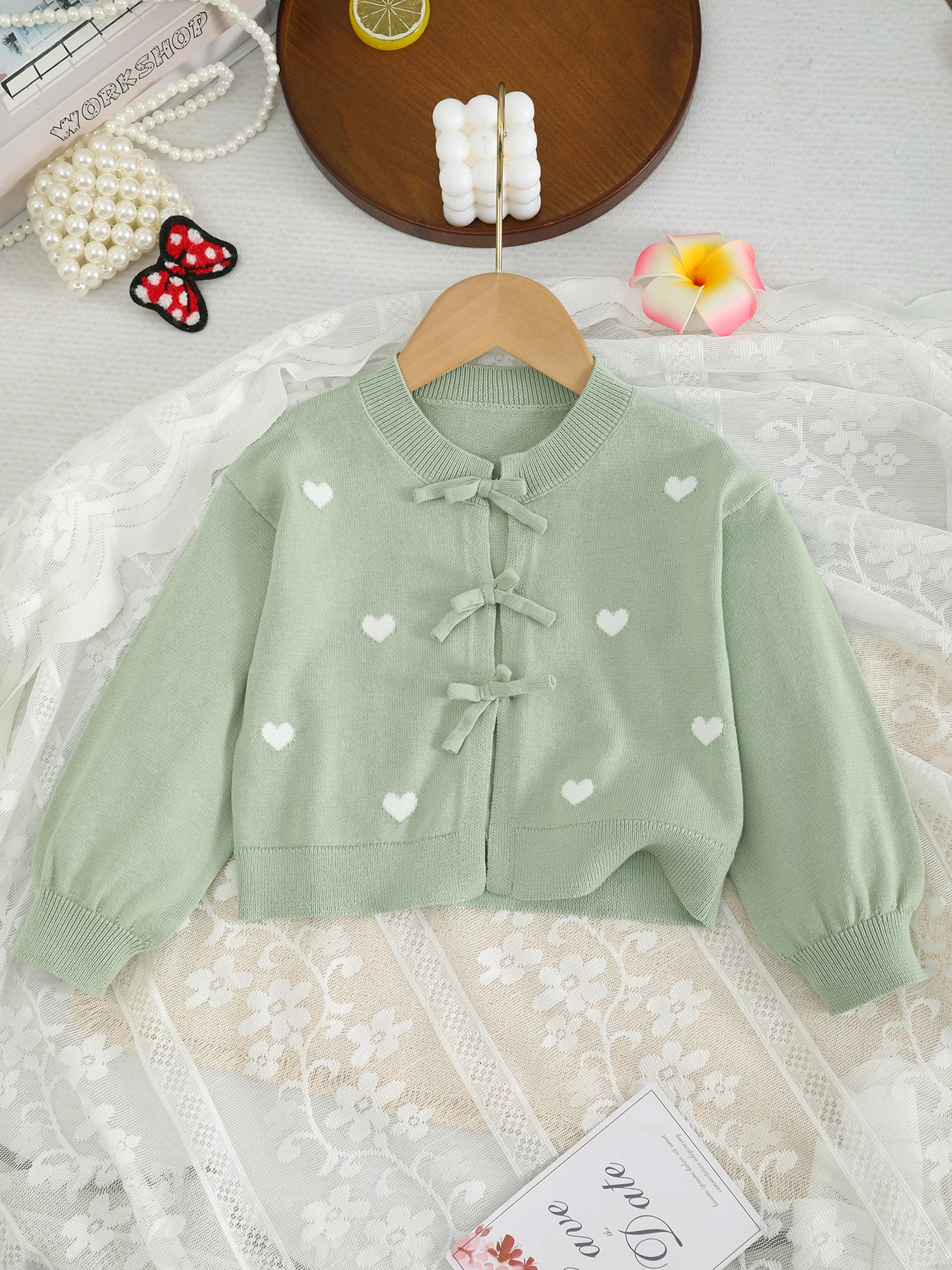 Girls' Bow-Knot Knitted Cardigan with Heart Embroidery, Thin Coat for Babies and Toddlers, Long-Sleeved Outerwear for Spring and Autumn.