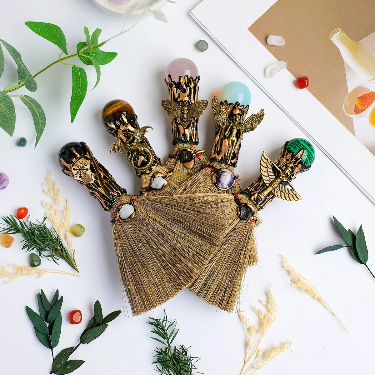 1 قطعة الكريستال الطبيعي عين النمر الكرة حجر مكنسة سحرية الحرف Besom ديكور حديقة المنزل هدية الكريسماس