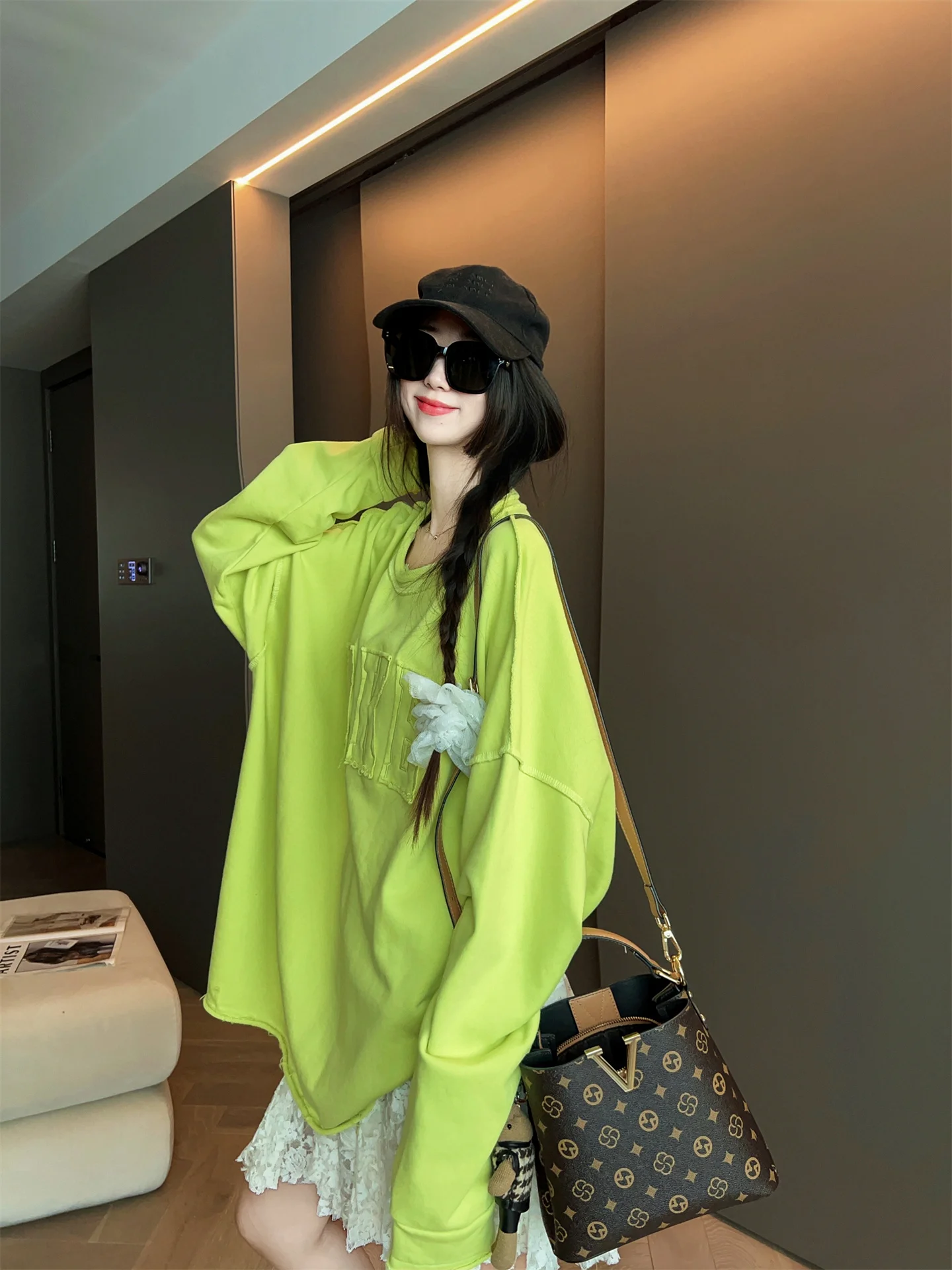 

Модная женская толстовка оверсайз, осень 2025, новая повседневная универсальная модель с эффектом стройности, круглый вырез, длинный рукав, средняя длина