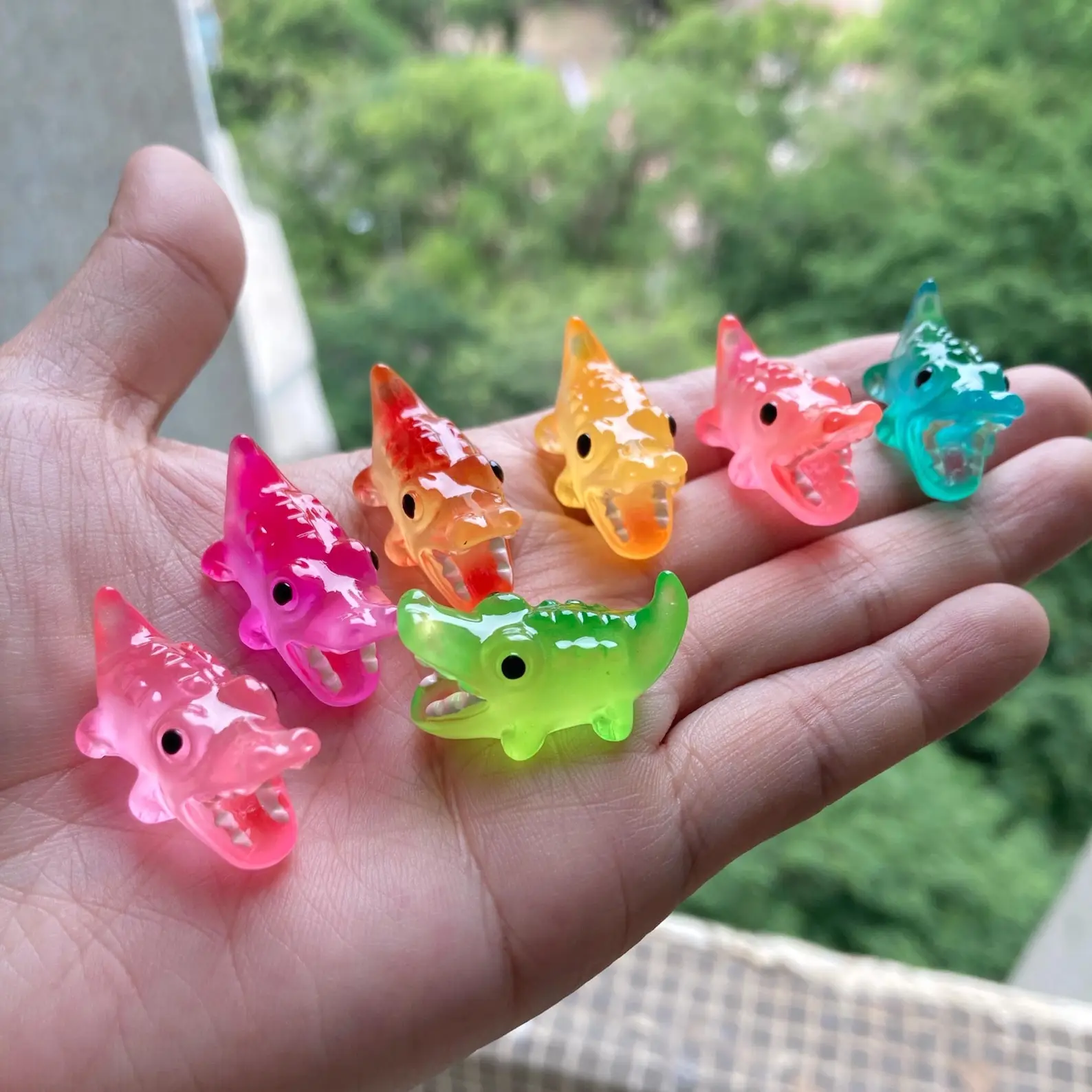 Mixed Glow in the dark cute Alligator Crocodile Resin fluorescent Cabochon DIY Craft Supplies Phone Decor Material Accessory