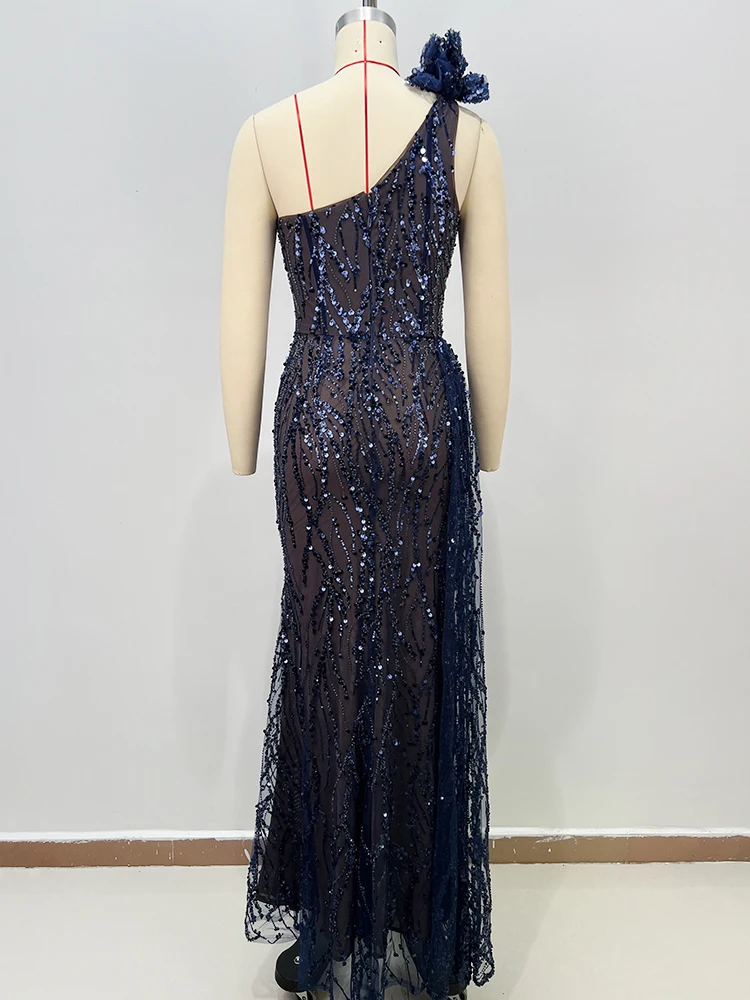 VC فستان طويل بتصميم متوهج من الترتر الشبكي باللون الأزرق الداكن بكتف واحد مع تصميم مقصوص