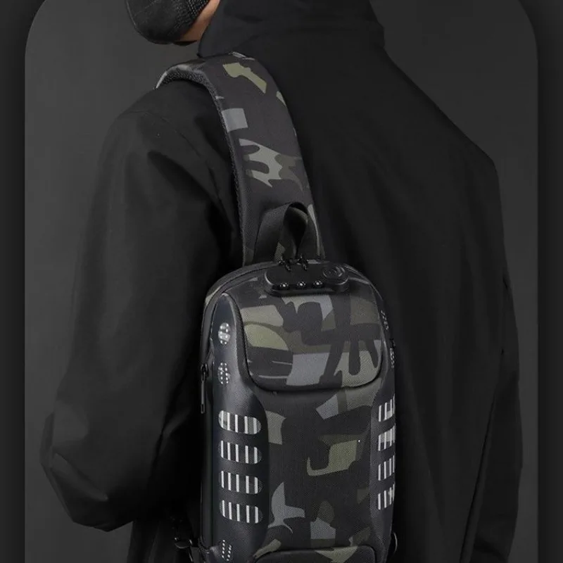 Bolsa de peito, mochila de ciclismo masculina, mochila pequena de negócios à prova d'água e antirroubo, bolsa crossbody camuflada multifuncional