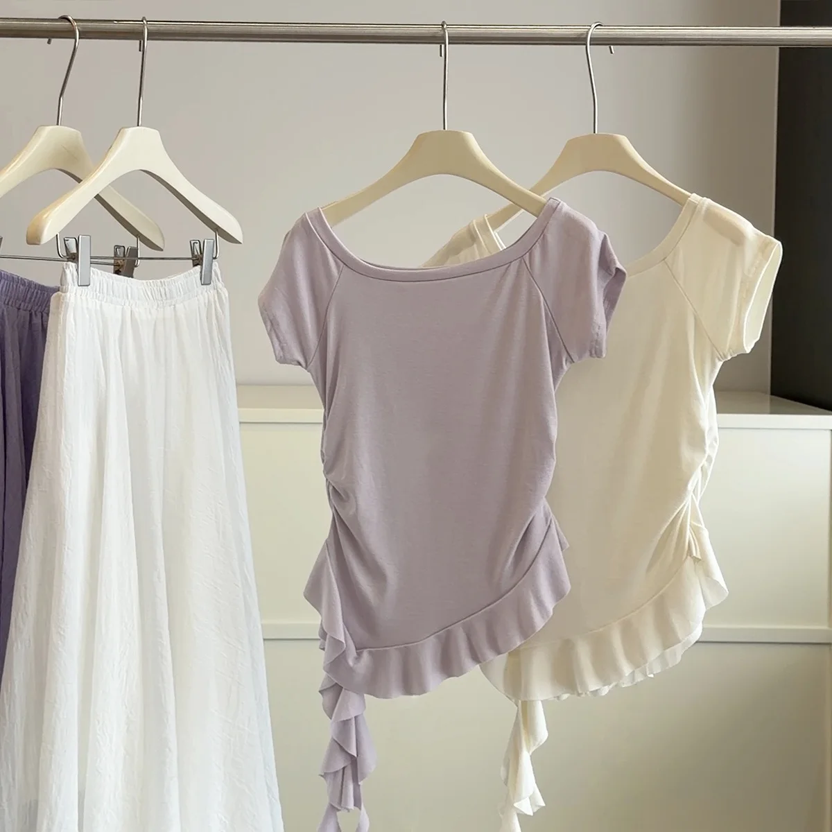 Asymmetrisches gerafftes T-Shirt für Damen, schulterfreies Kurzarm-Oberteil mit kaskadierendem Rüschensaum, lässiges, schmal geschnittenes Strick-T-Shirt für den Sommer