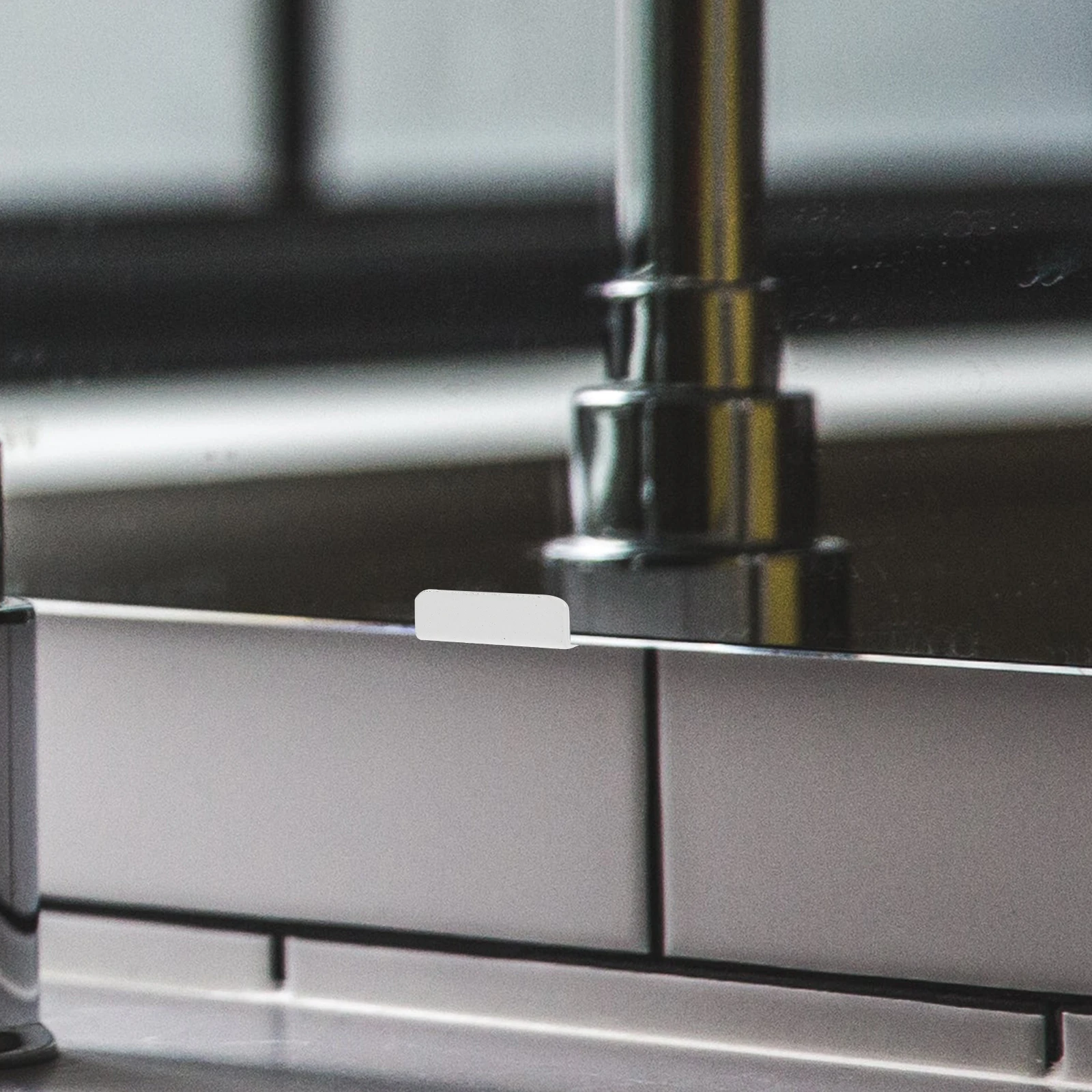 

4Pcs Mirror Holder Clips Stainless Steel Heavy Duty Metal Mounting Hardware Wall Mounting Brackets for Frameless Mirrors