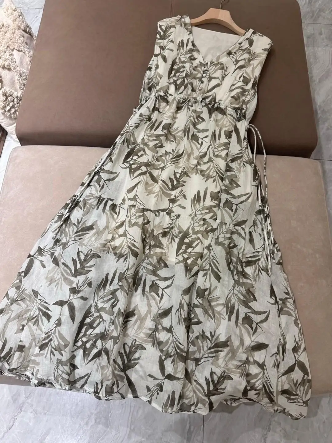 ชุดเดรสผ้าป่านผู้หญิงคอวีและเอวสําหรับกระชับสัดส่วนอารมณ์หรูหราและโรแมนติก