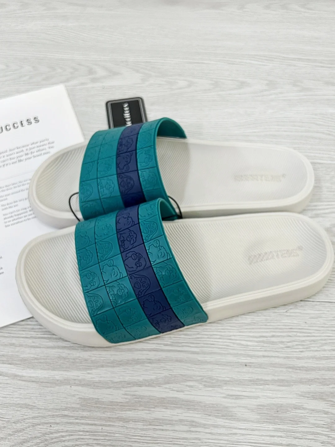 

Summer New Men's Casual Outdoor Home Comfortable Flat Sandals Lightweight Anti-slip Wear-resistant Beach Cool Slippers