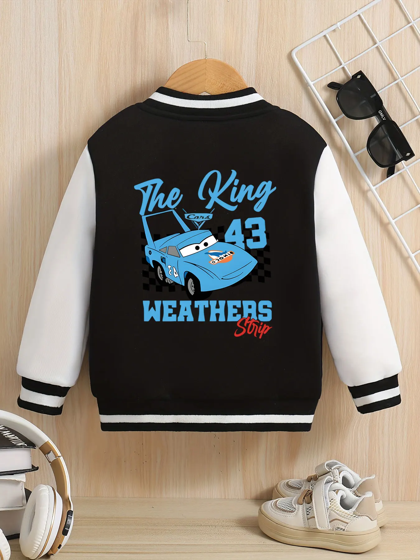 سترة بيسبول MINISO Disney Cars King 43 للأولاد الصغار - جرافيك "King" لسيارة السباق الزرقاء، رائع للغاية وأنيق للأحداث