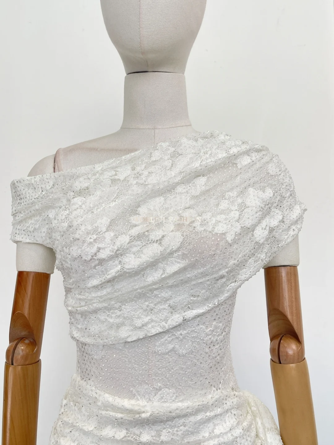 Ärmelloses Minikleid mit weißen Spitzenblumen und schrägen Schultern