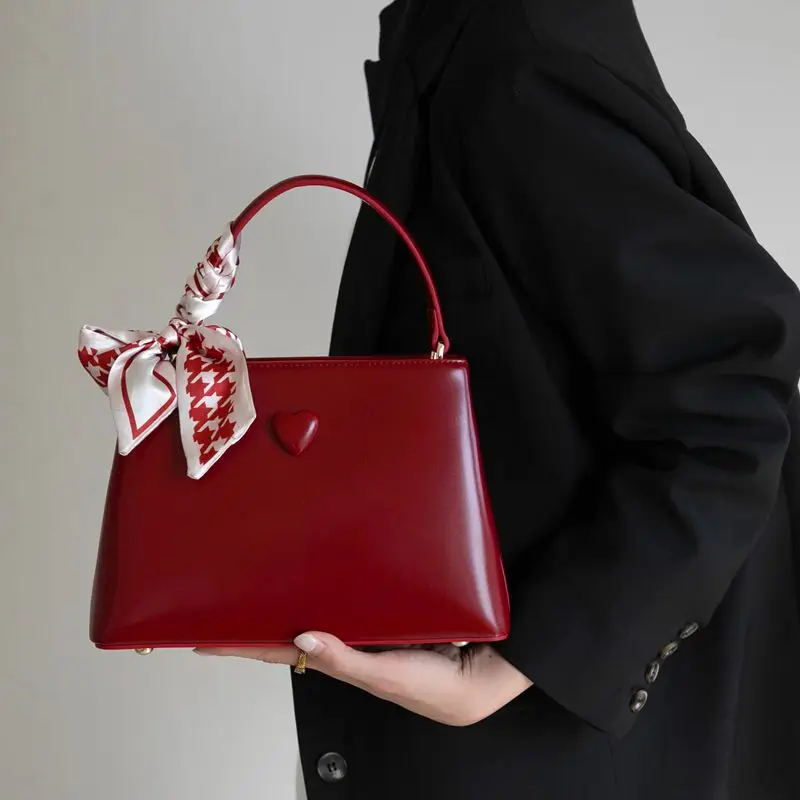 

Summer new elegant red heart shape female handbag 2025 luxury designer PU leather multifunction chain one shoulder bevel cross b