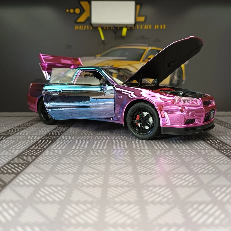 

Модель автомобиля Nissan GT-R34 из гальванизированного сплава в масштабе 1:24 с открывающимися дверями, передним капотом и крышкой багажника.
