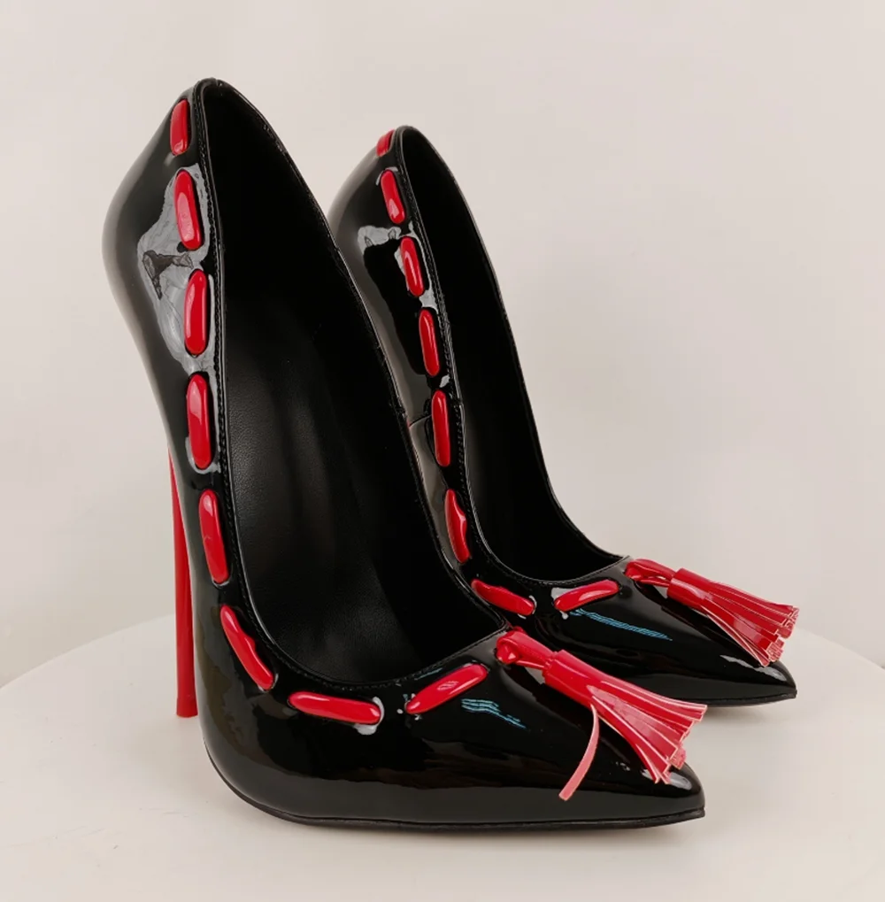 

Модные сексуальные черные лакированные туфли-лодочки на шпильке с красными кисточками и декоративной строчкой, заостренный носок, красный каблук, новые контрастные туфли на высоком каблуке