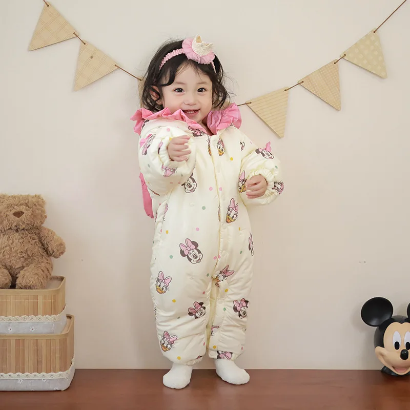 MINISO ميني الشتاء طفلة نيسيي مقنعين القطن القوس تصميم سميكة الوليد تسلق الملابس 0-1 سنة داخلية بذلة