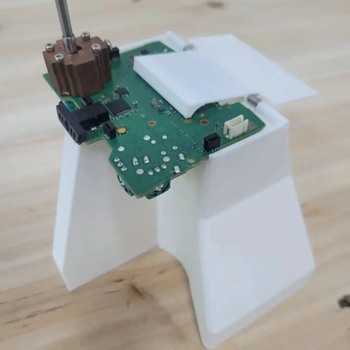 Zacisk uchwytu PCB PS5 ułatwiający rozlutowywanie analogów — zdjęcie produktu 5
