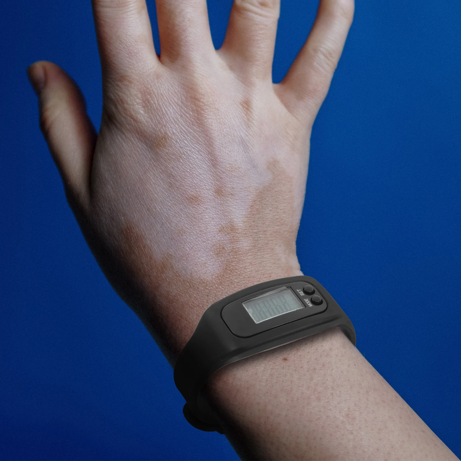 Orologio contapassi fitness intelligente Orologio contapassi in silicone nero Display digitale Monitor di calorie multifunzione