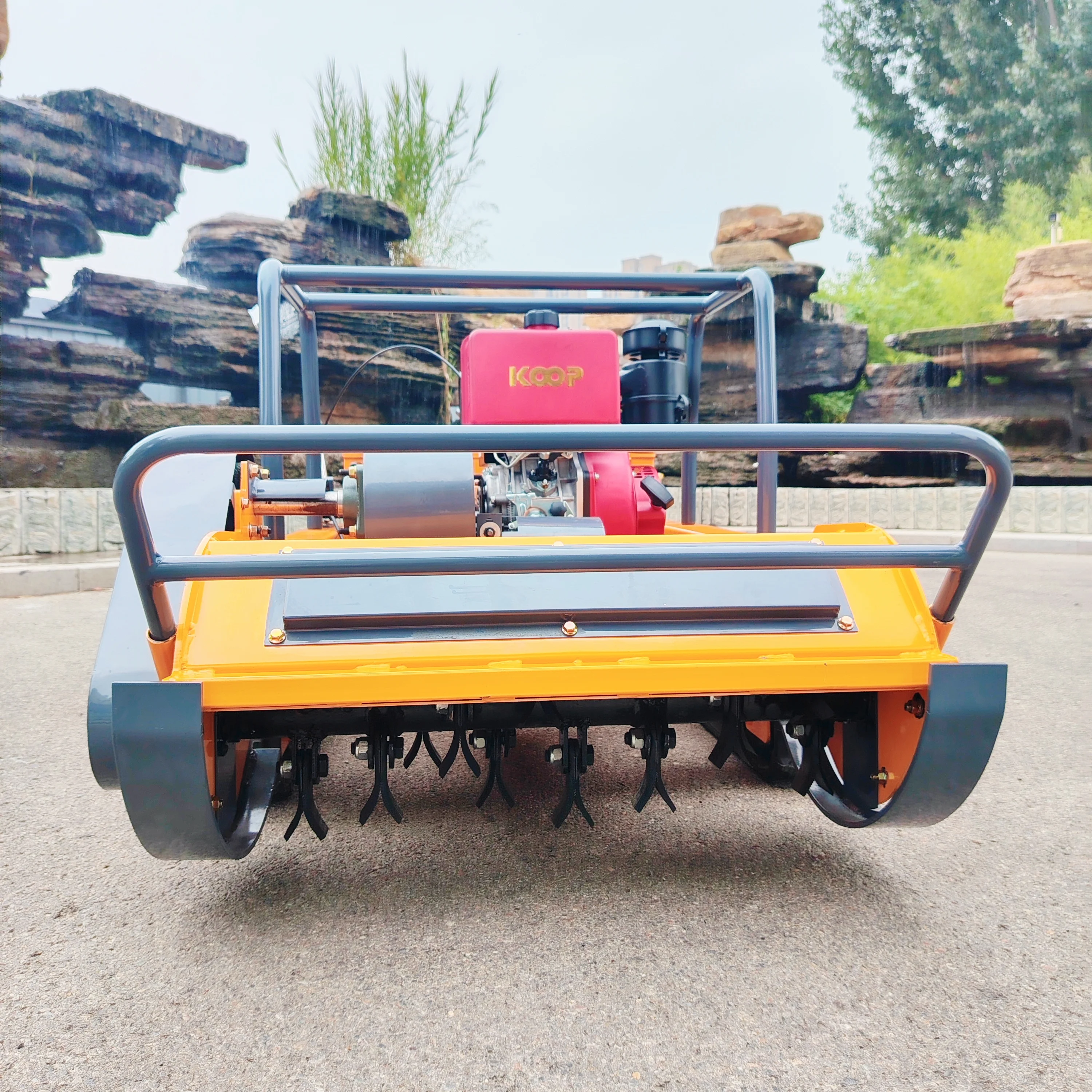 

Compact remote-controlled self-propelled lawn mower suitable for trimming small courtyard gardens and residential lawns