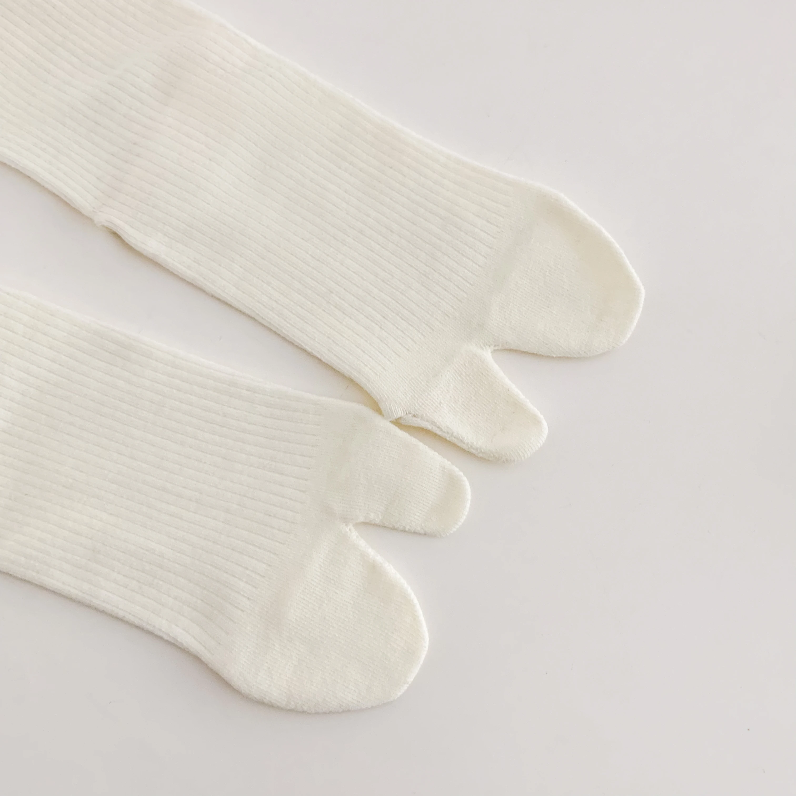 Japanische Baumwoll-Zehensocken mit Rüschenrand für Damen, Einfarbige Zwei-Zehen-Socken, Harajuku Hochelastische Unisex Tabi-Socken – Detail 9