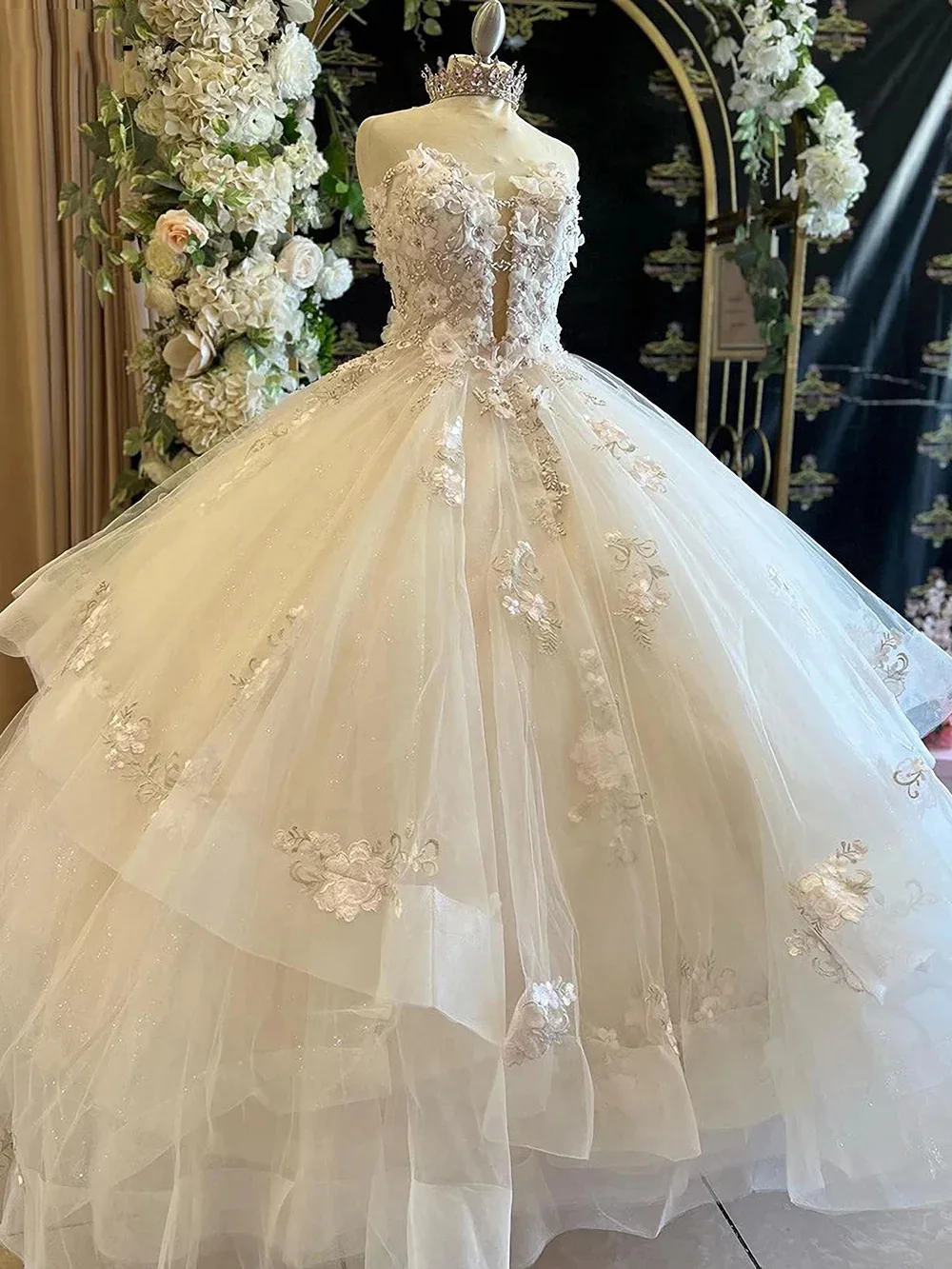 Angelsbridep Quinceanera Ball Gown ดอกไม้ลูกไม้ Appliques Beaded Backless Tiered Tulle Ruffles ชุดเจ้าหญิงที่กําหนดเอง