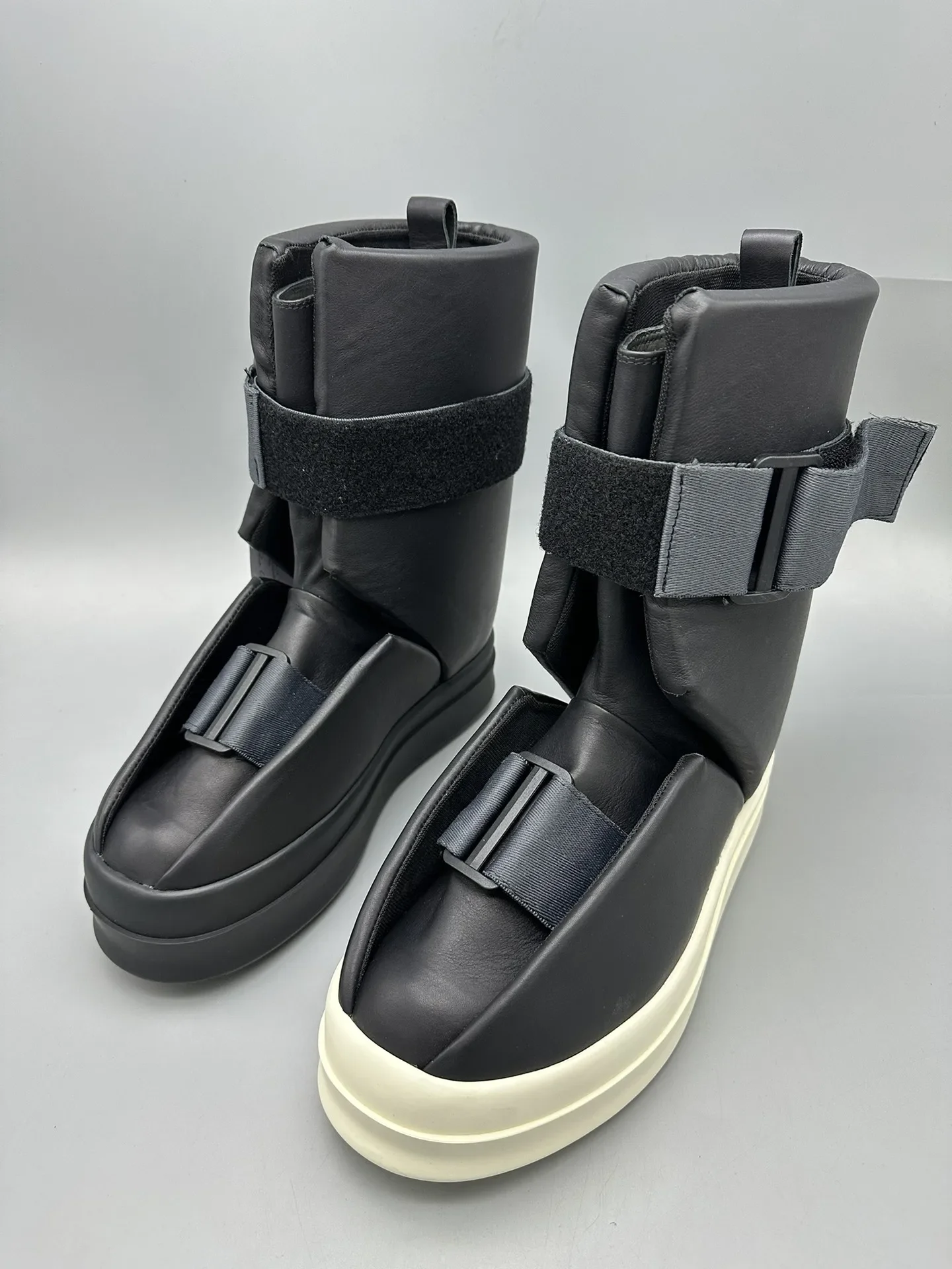 25ss Men Chelsea Boots Platform High Top Man Sneakers Gothic Heels Leather Luxury Vintage Trendy Designer Shoes Black