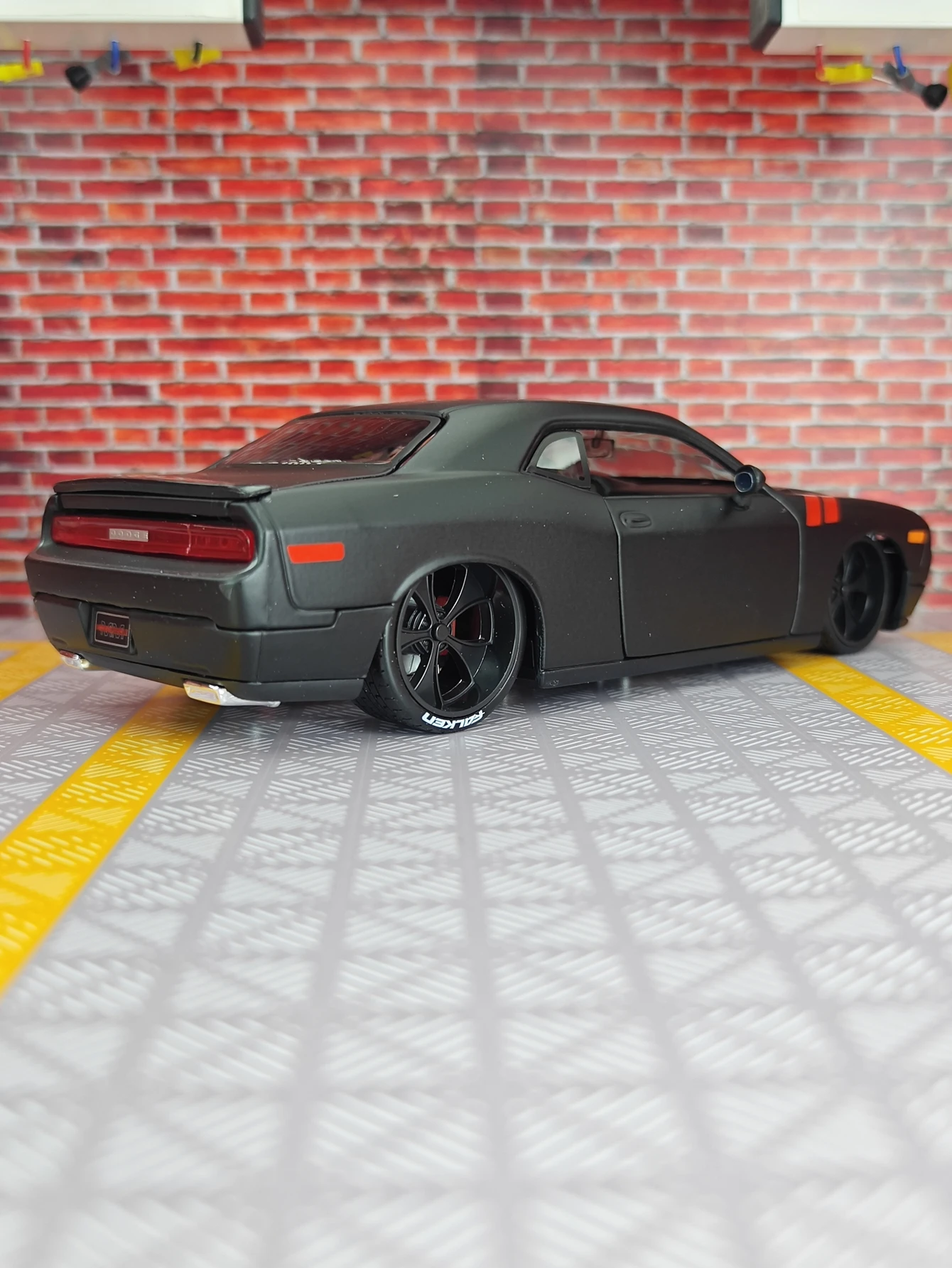 Maisto 1:24 Dodge Challenger modelo de coche de aleación modificado American Muscle Sports Car se puede dar como regalo de cumpleaños para amigos