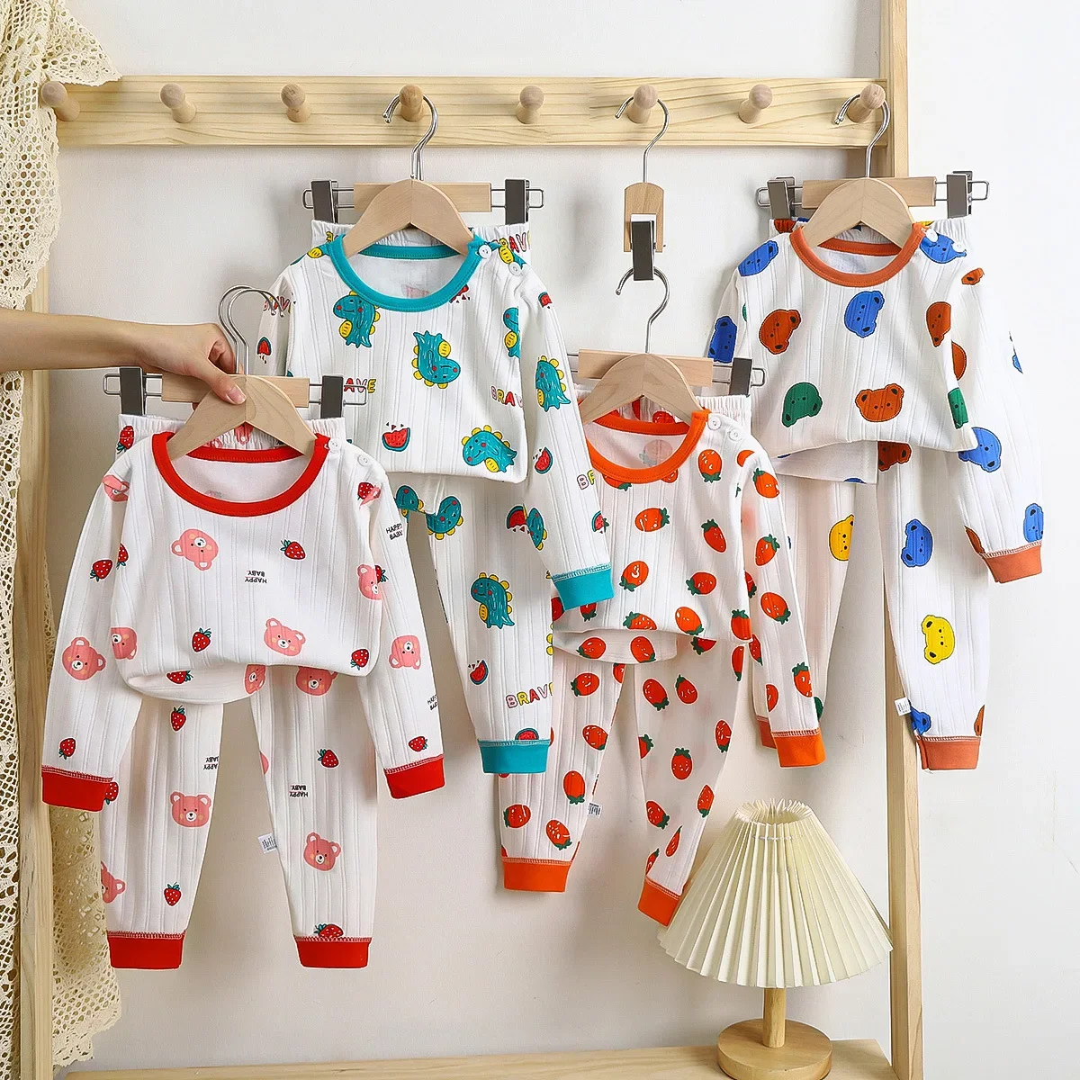 

Новинка 2025 года, осенний милый комплект одежды для маленьких девочек и мальчиков, мягкие тонкие пижамы с мультяшным принтом и длинными рукавами, костюм из 2 предметов, одежда для сна, пижамы