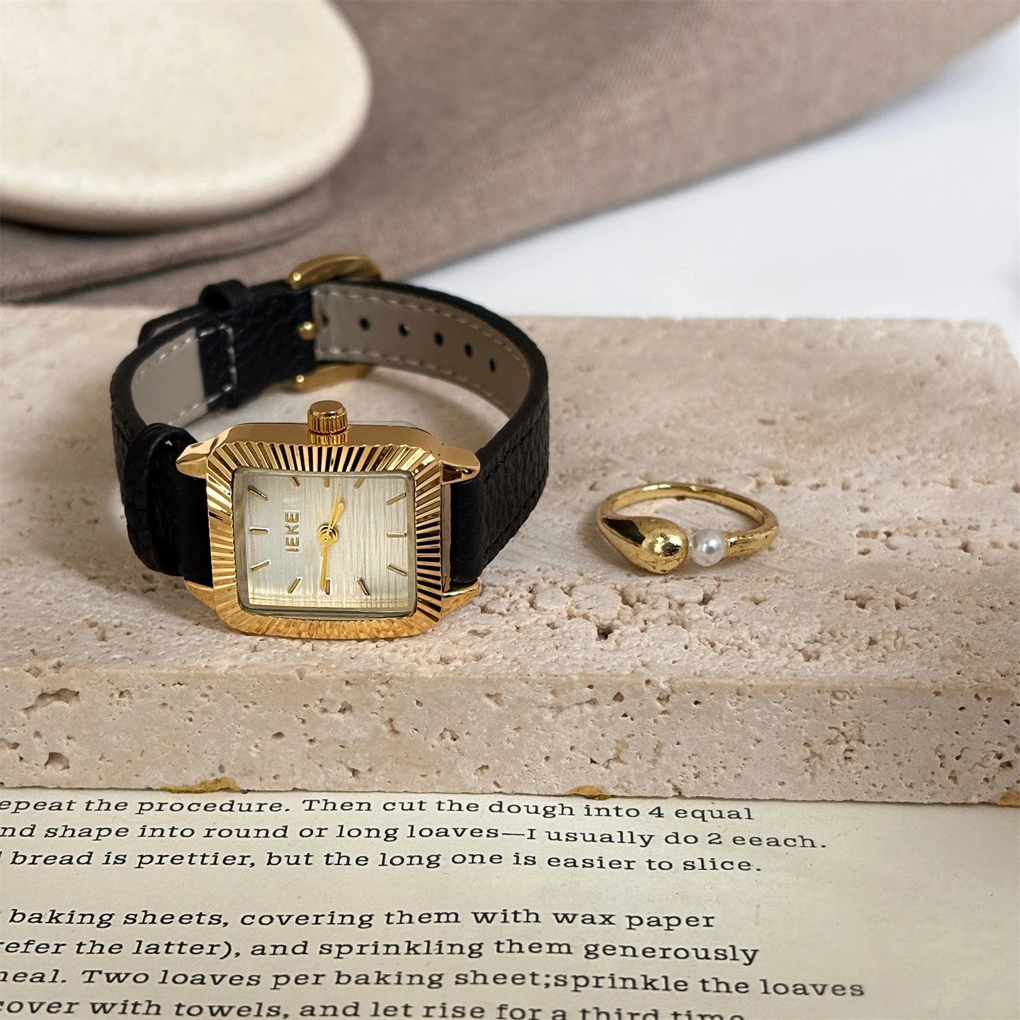 

Exquisite vintage design women's watch, simple and elegant high-end quartz wristwatch with thin strap, a perfect gift for women.