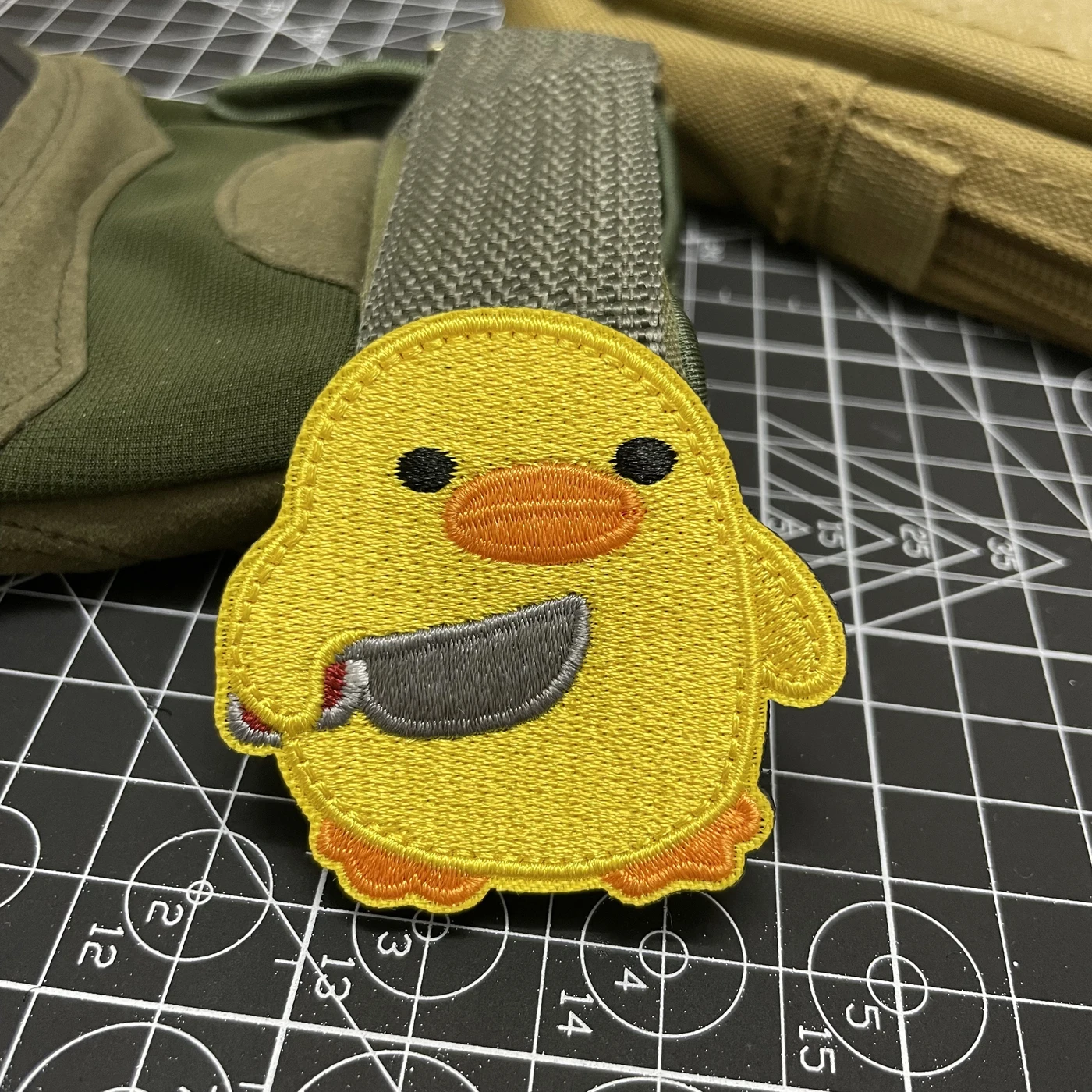 Parche bordado con diseño de patito con cuchillo, lindo y divertido, con gancho y lazo para decorar ropa, mochilas y sombreros, ideal para regalo.