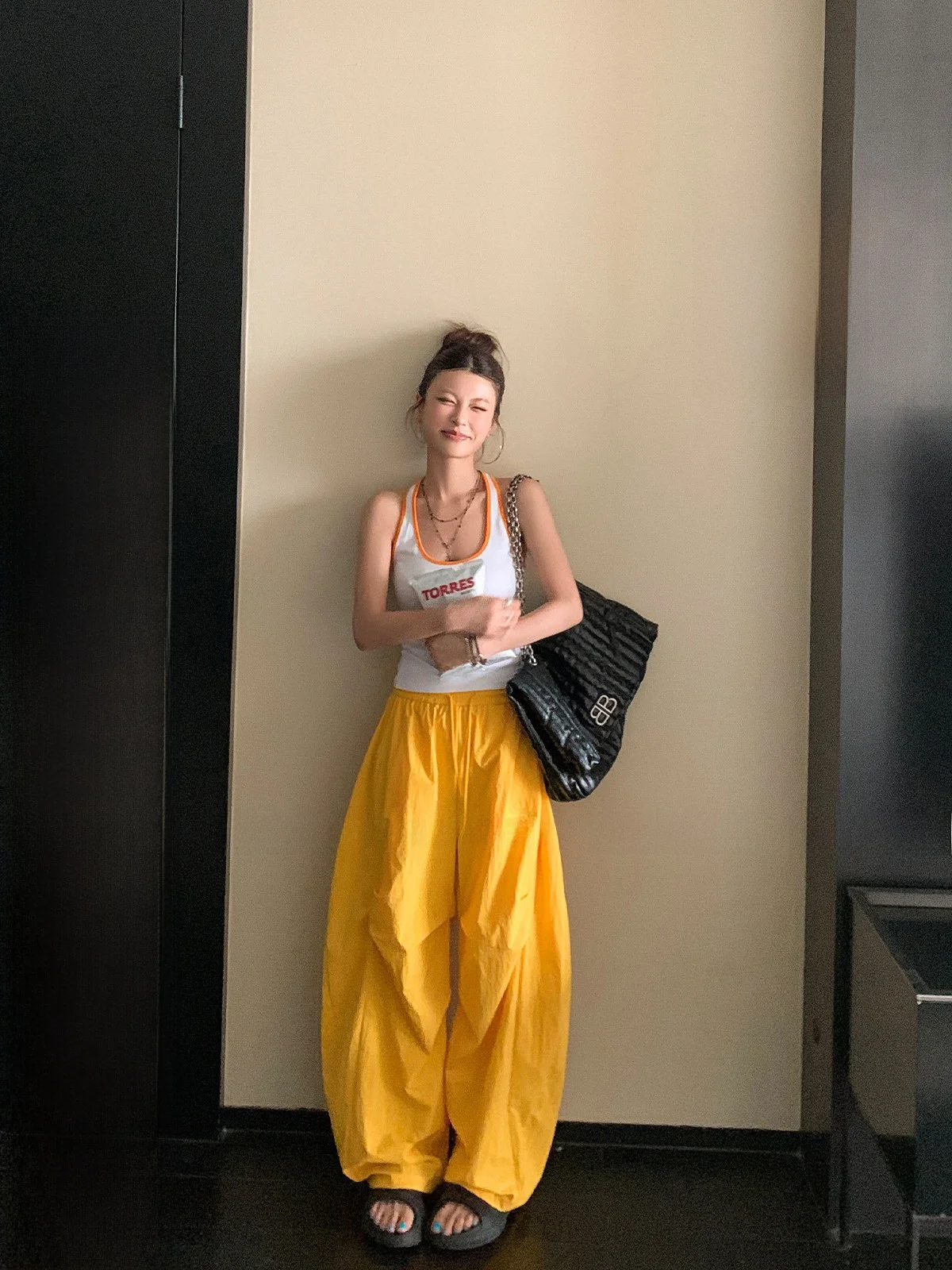 

Комплект LIONE: модные широкие брюки-парашюты из денима (белые и желтые) для женщин