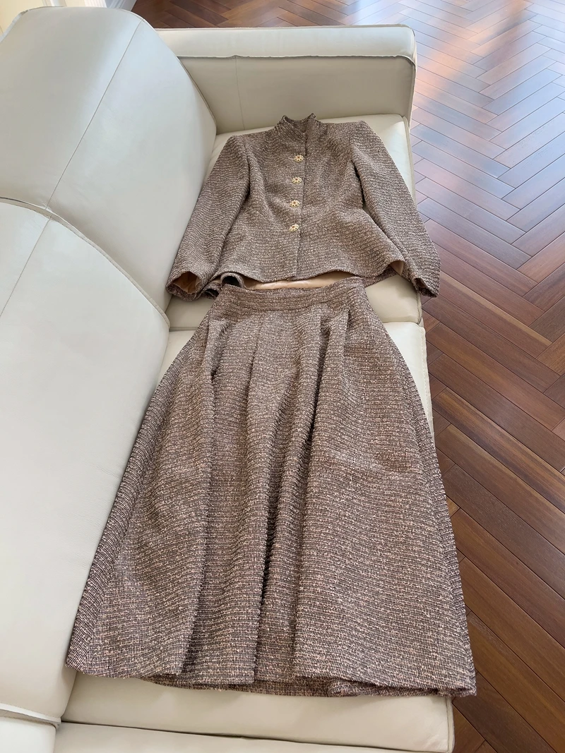 

Комплект пальто и юбки с длинным светом в стиле ретро, дизайн с тонкой талией, осенний ансамбль для женщин, полиэфирное волокно, защита от запаха...