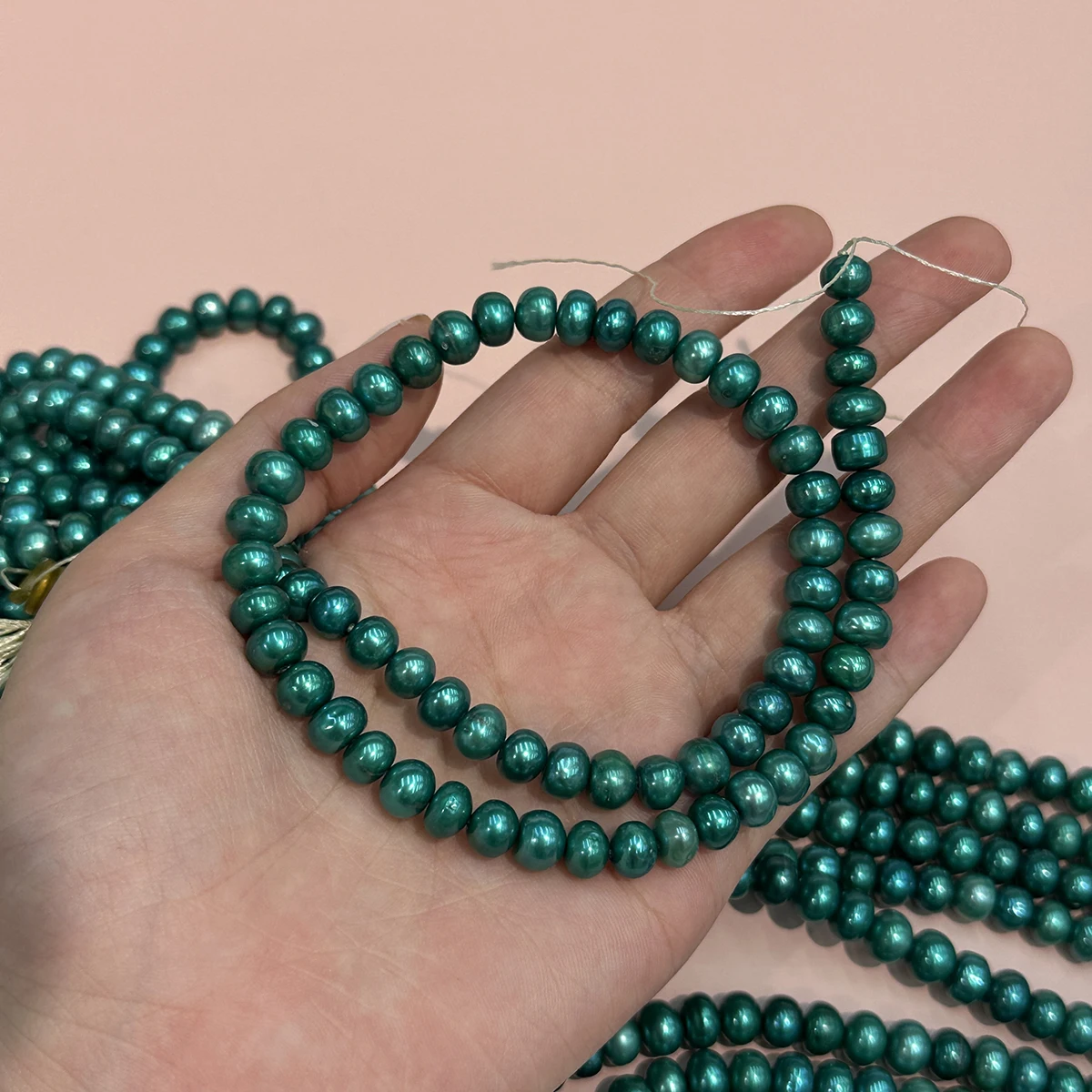 Natürliche Süßwasserperle, grün gefärbte Perle, 7–8 mm, zum Schmuckbasteln, für DIY-Halsketten, Armbänder, Ketten und Ohrringe. – Detail 6