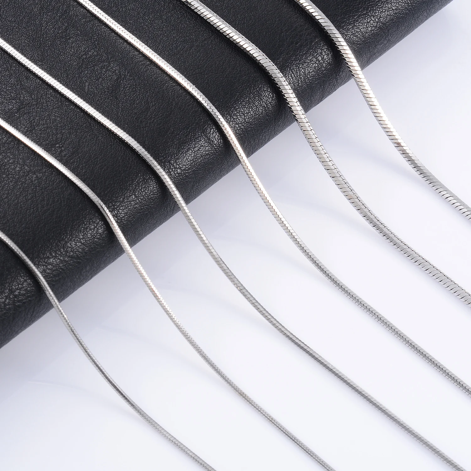 Massiv Silberfarbene Edelstahl-Schlangenkette, Gedrehte Seilkette, Halskette für Männer und Frauen, Modeschmuck – Detail 1