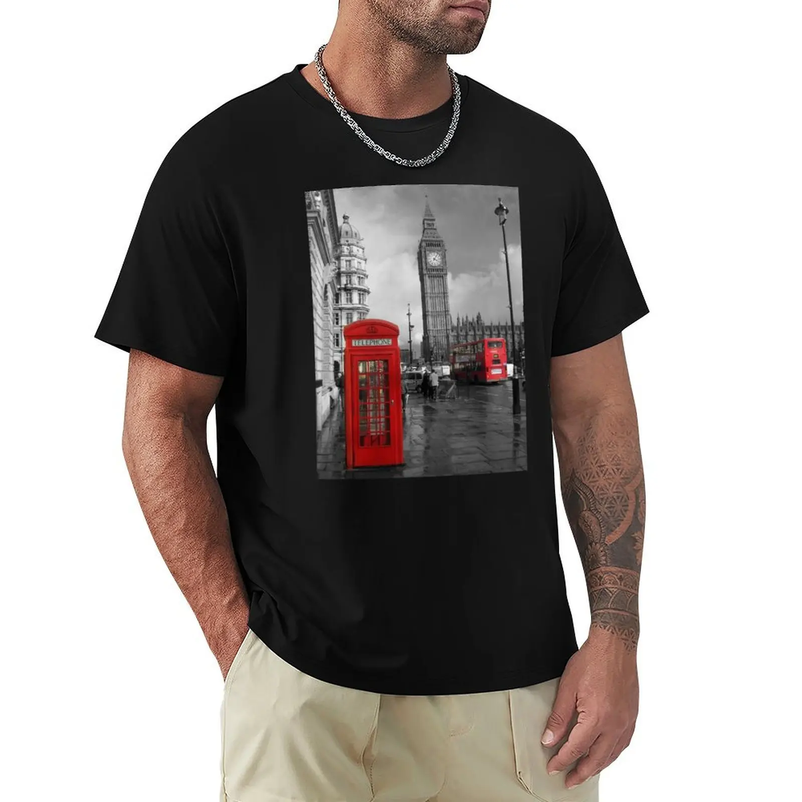 London England city black and white photo of Big Ben with red phone booth and red double decker bus T-Shirt