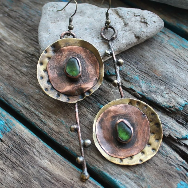 2023 New Asymmetric Bronze Metal Colored Pendant Earrings for Women Ethnic Green Stone Personalized Earring Jewelry Accessories